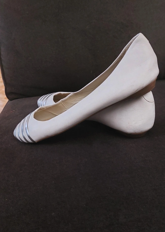 White casual low heel shoe #freecycle thumbnail