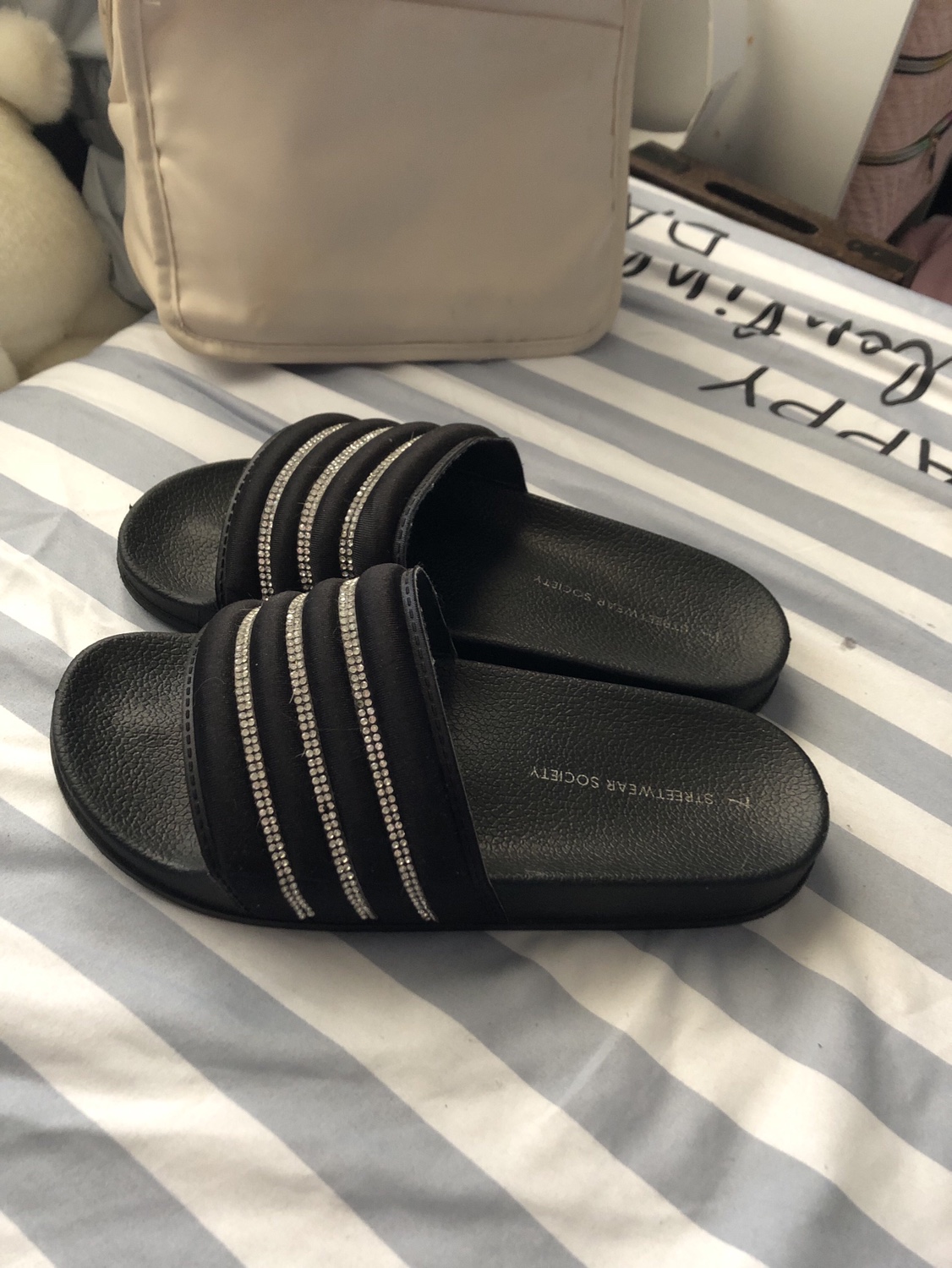 Size 7 women’s slides image indicator(3)