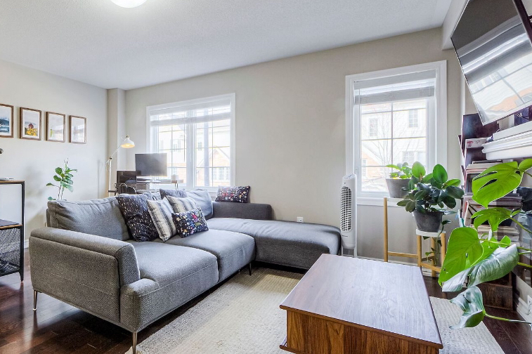 Right Facing Sectional Sofa (Grey)