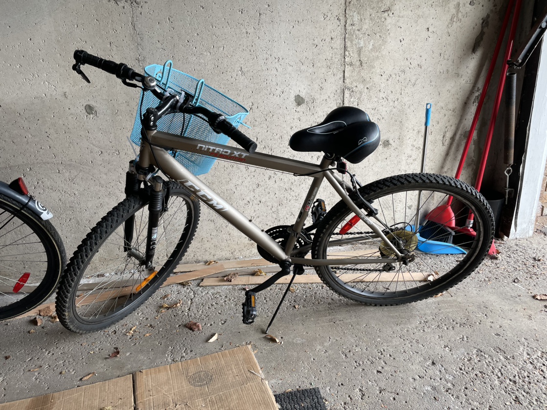 Bicycle with a basket - photo 5