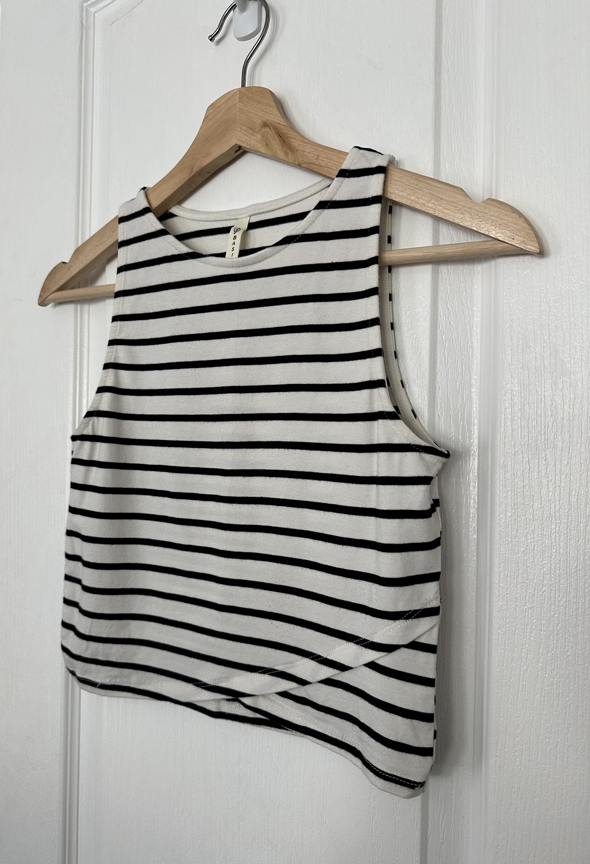 Black and white striped sleeveless crop top 🦓 • M • Stradivarius image indicator(3)