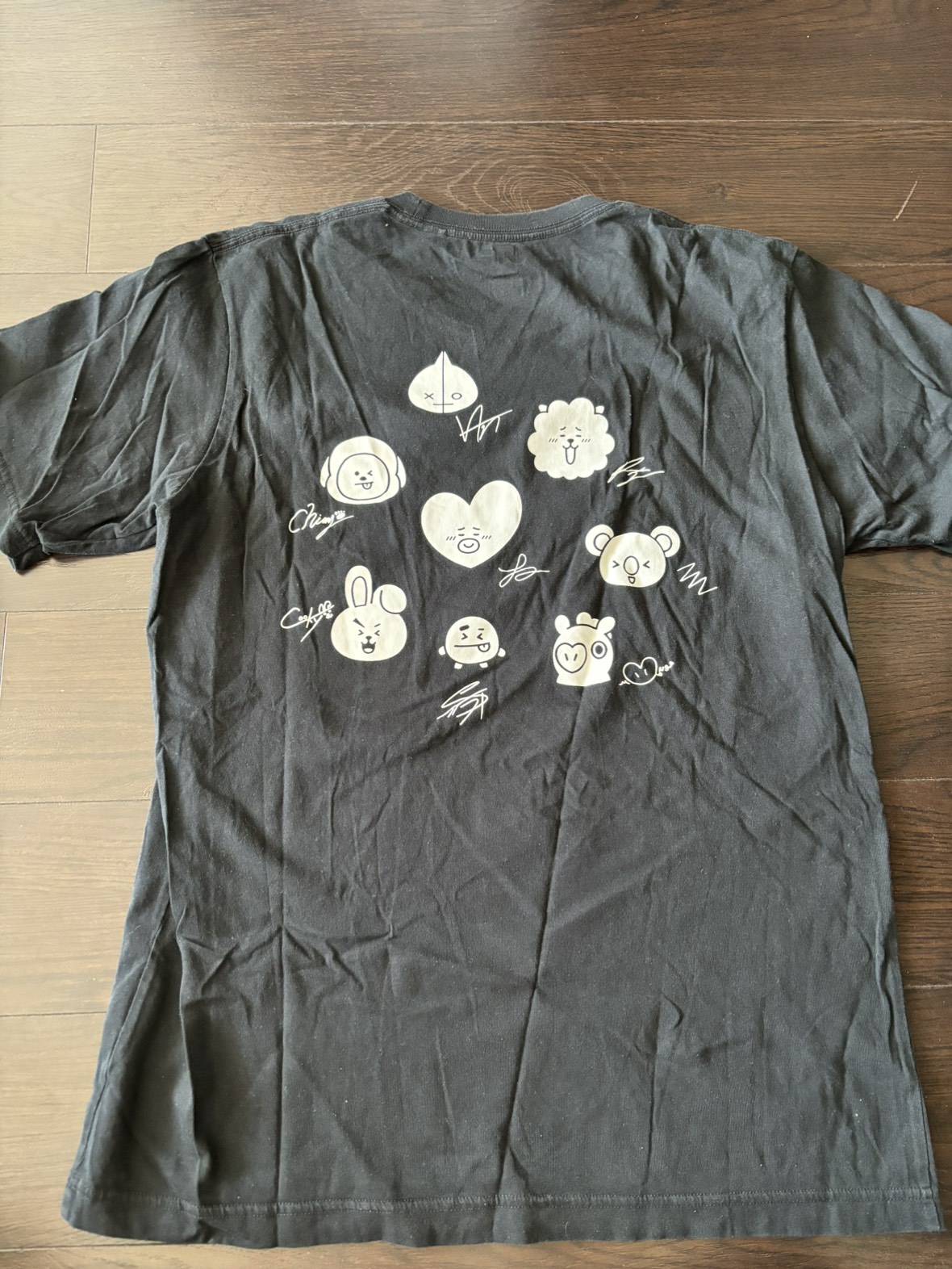 BT21 x Uniqlo Shirt image indicator(2)