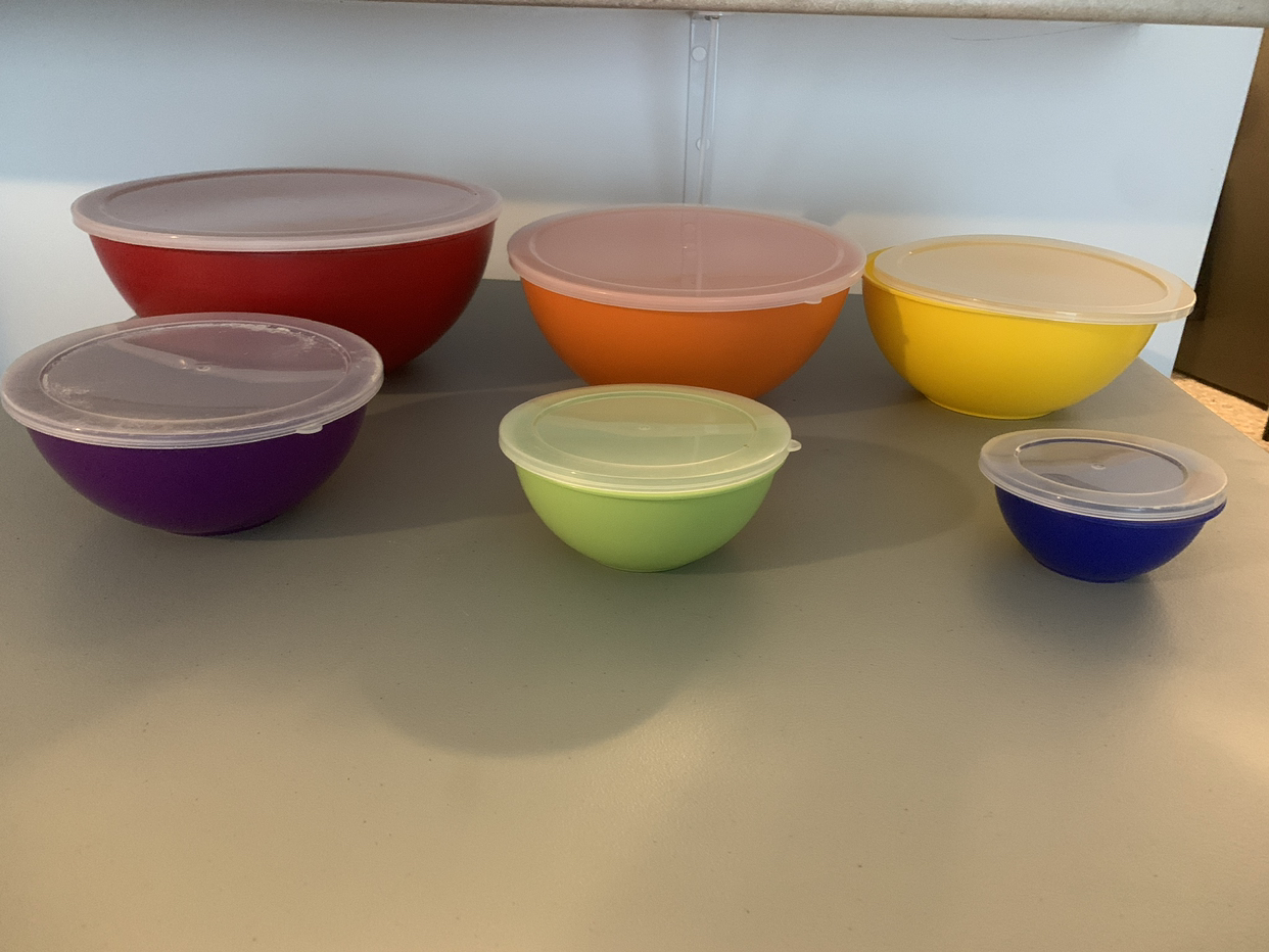 Plastic mixing bowl set