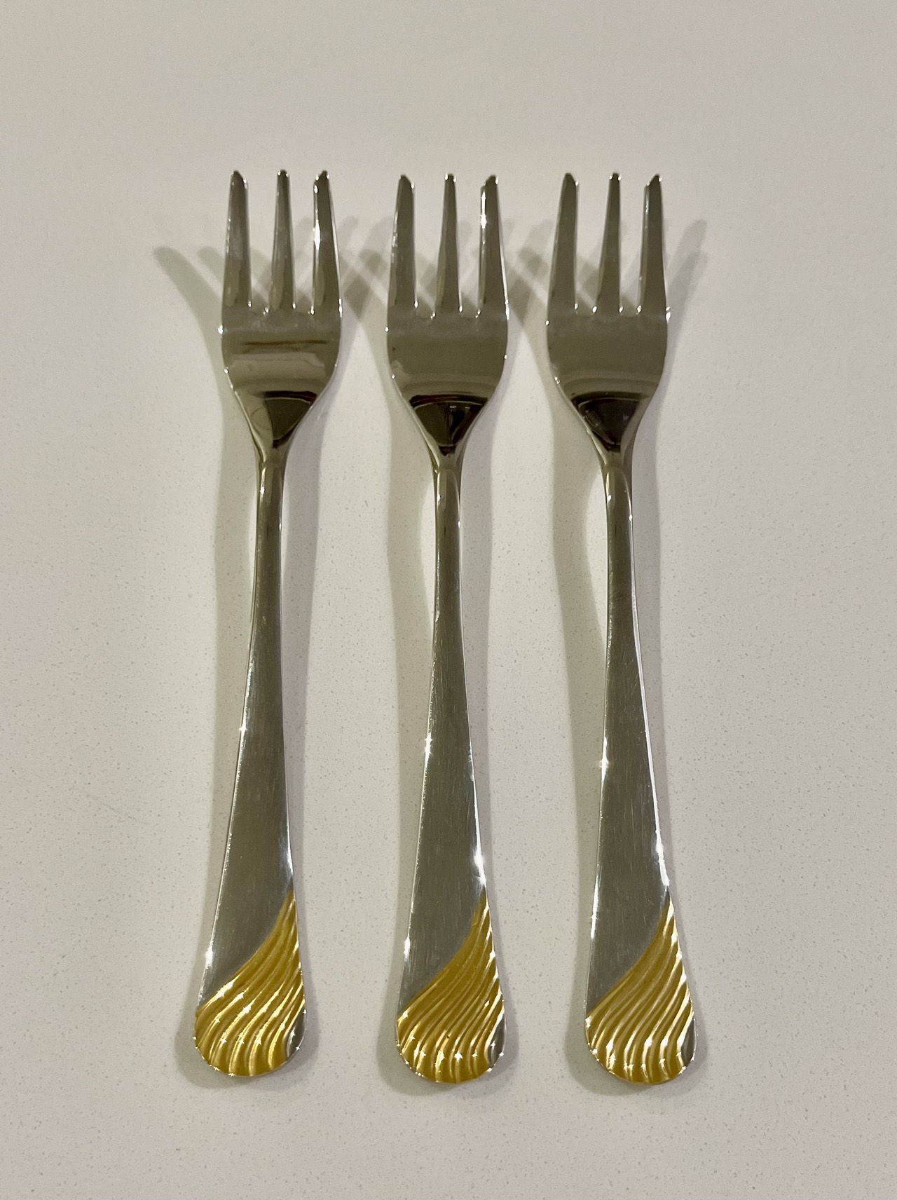 Gottinghen Cake Plate & Silverware Collector Set image indicator(4)