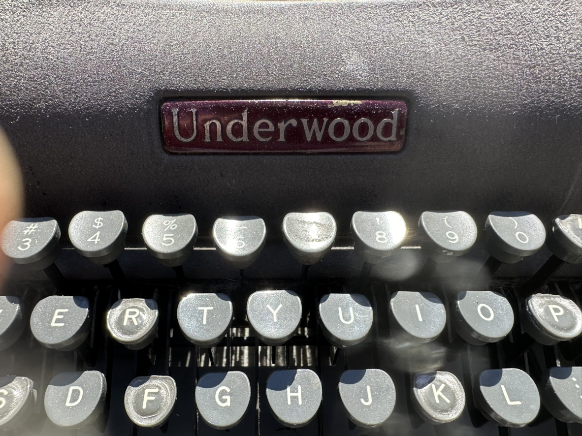 Vintage UNDERWOOD typewriter  Finger-Flite (Moving sale!) image indicator(3)