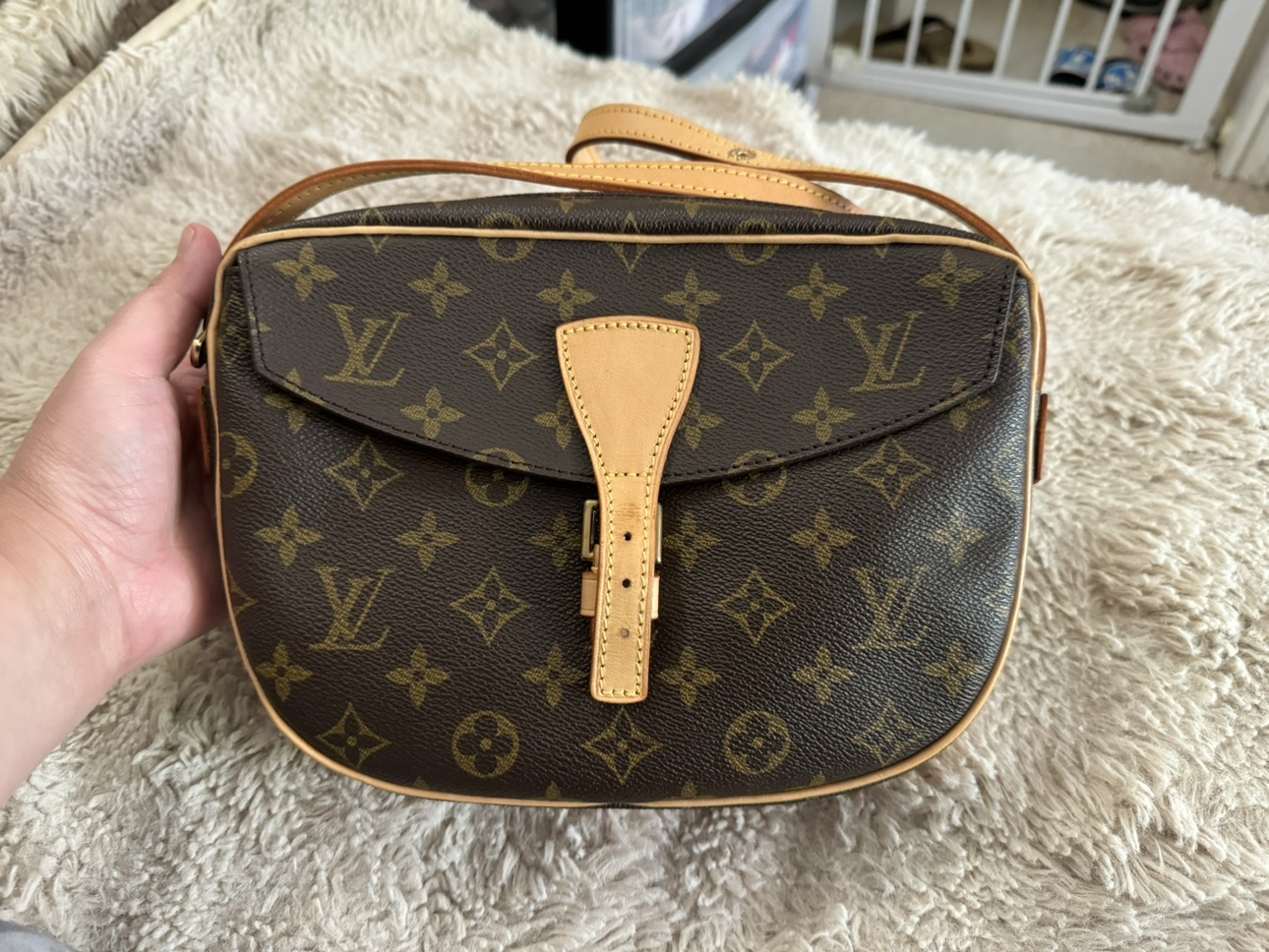 Jeunne Fille Louis Vuitton thumbnail