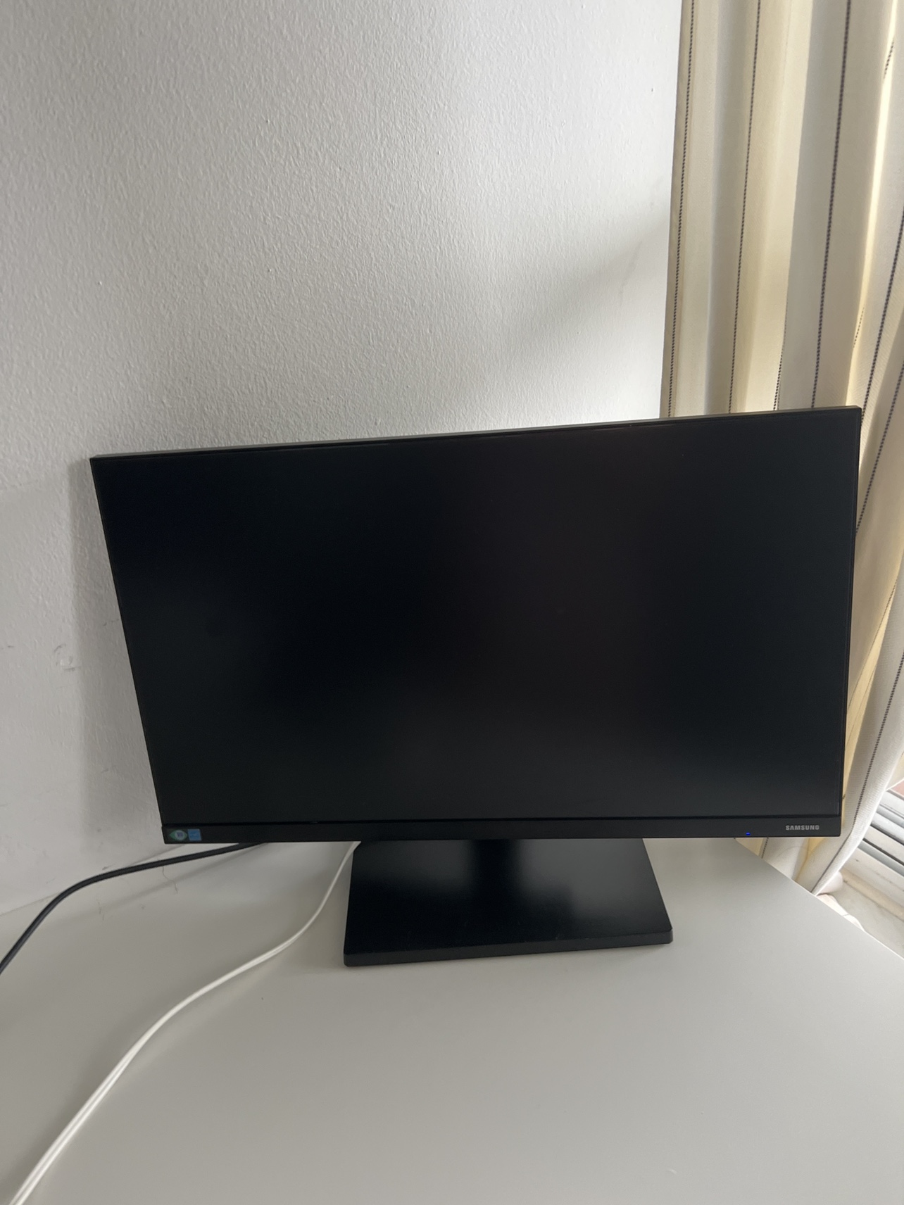 Barely used - Samsung LF24T454FQNXGO 24" Business Monitor thumbnail