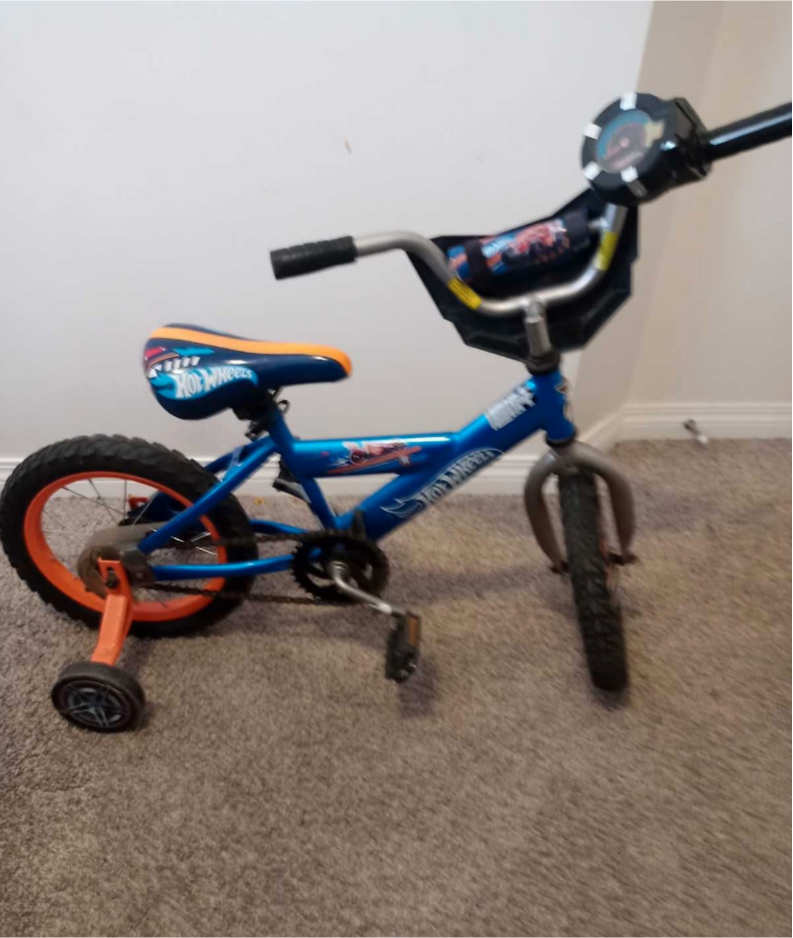 Hotwheels Kids Bike With Training Wheels - photo 2