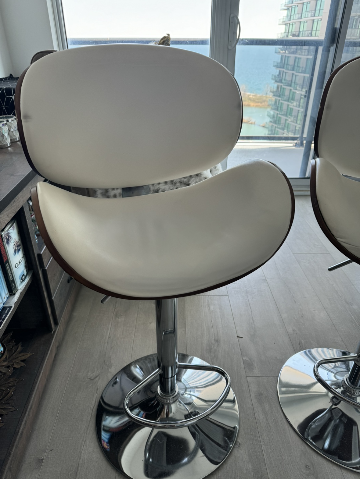 Bellatier Adjustable Heigh Barstool