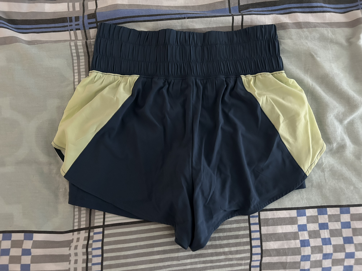 Women’s active shorts (S) image indicator(2)