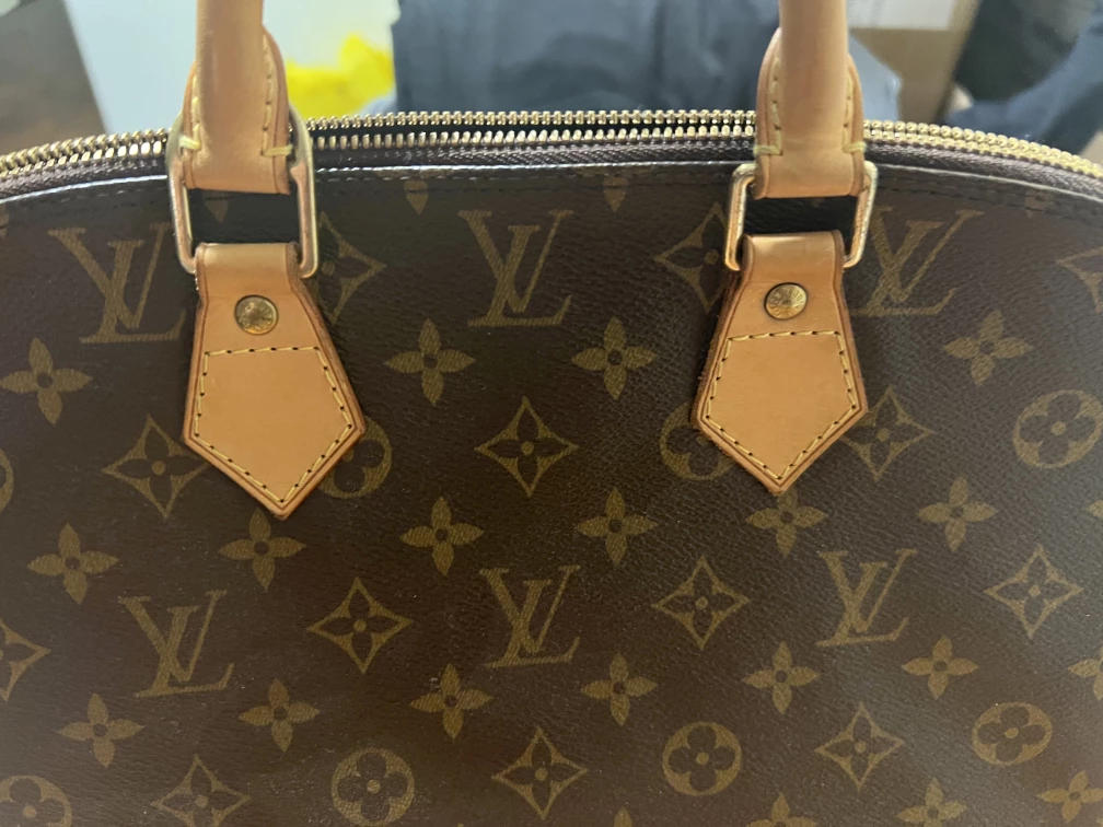 louis voutton alma bag image indicator(2)