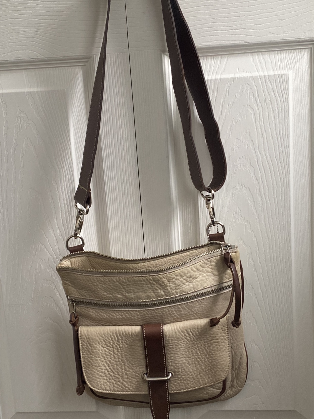 Roots cross body. image indicator(2)