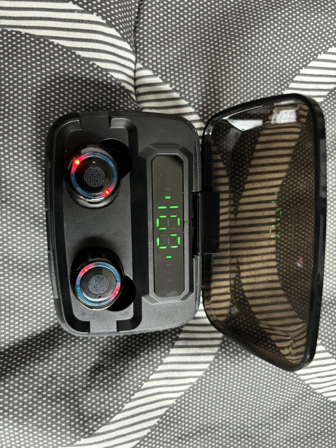 Wireless earbuds with rechargeable case power bank image indicator(4)