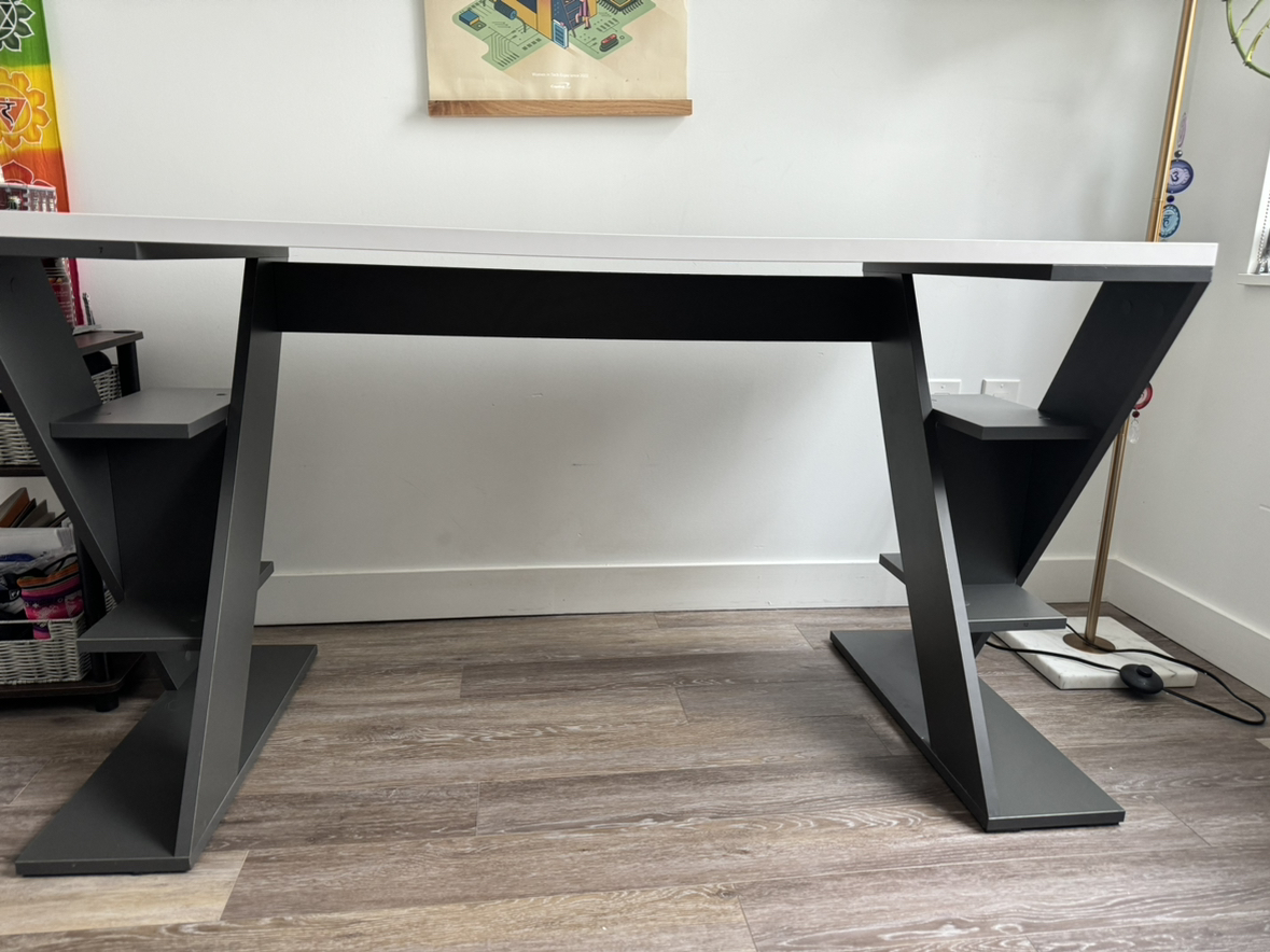 Desk - photo 5