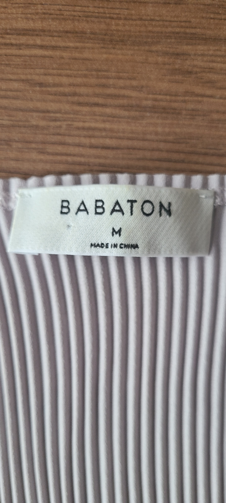 Aritzia Babaton Damien pleated flowy blouse sz M - photo 4
