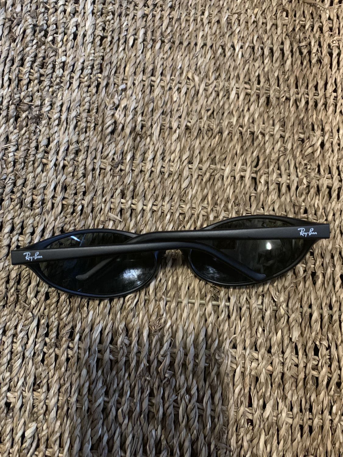 Ray- Ban sunglasses image indicator(2)