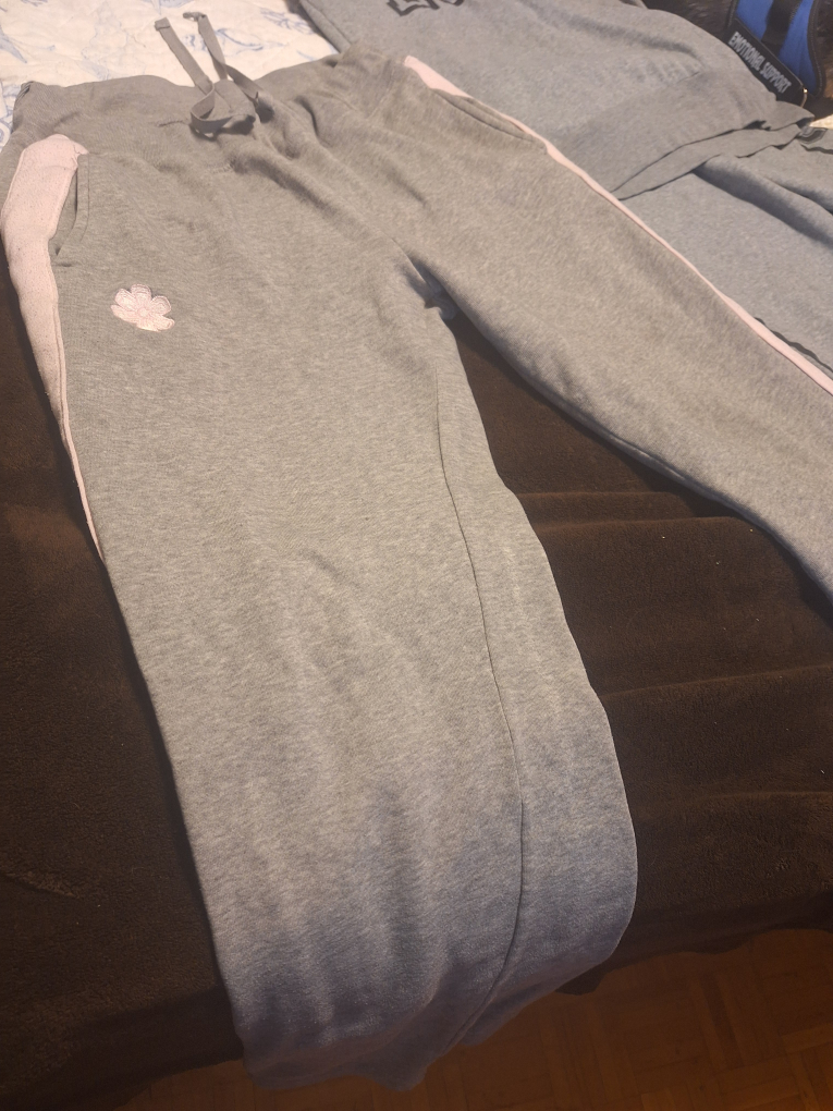 #freecycle  jogging outfit and 2xset of pants - photo 3