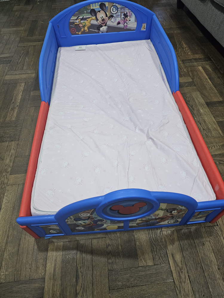 Mickey mouse toddler bed with mattress - photo 3
