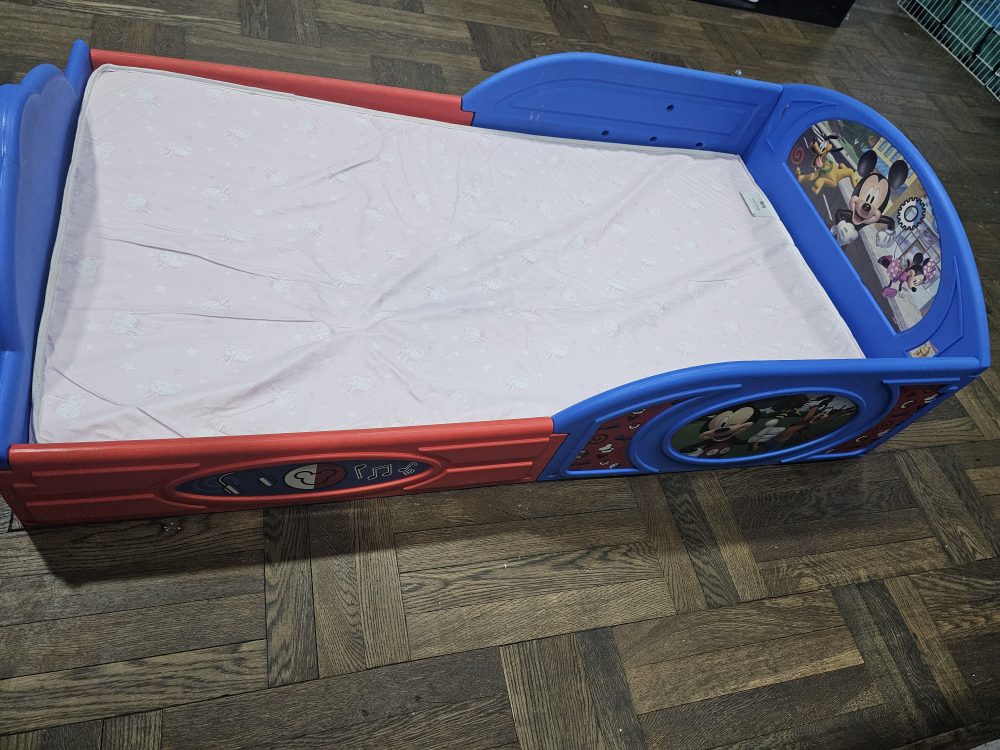 Mickey mouse toddler bed with mattress - photo 4