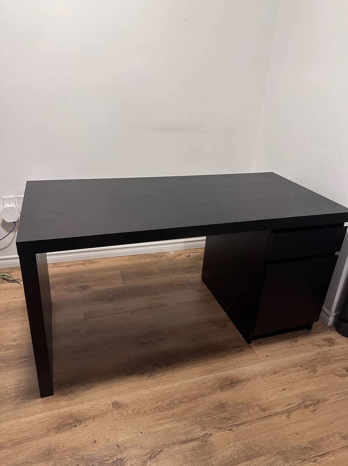 Desk - photo 2