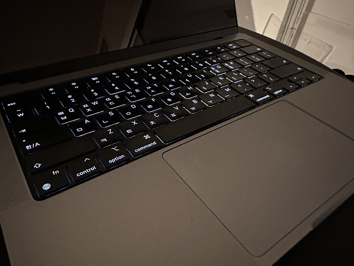 2021 Macbook pro 14 inch 8core/16GB