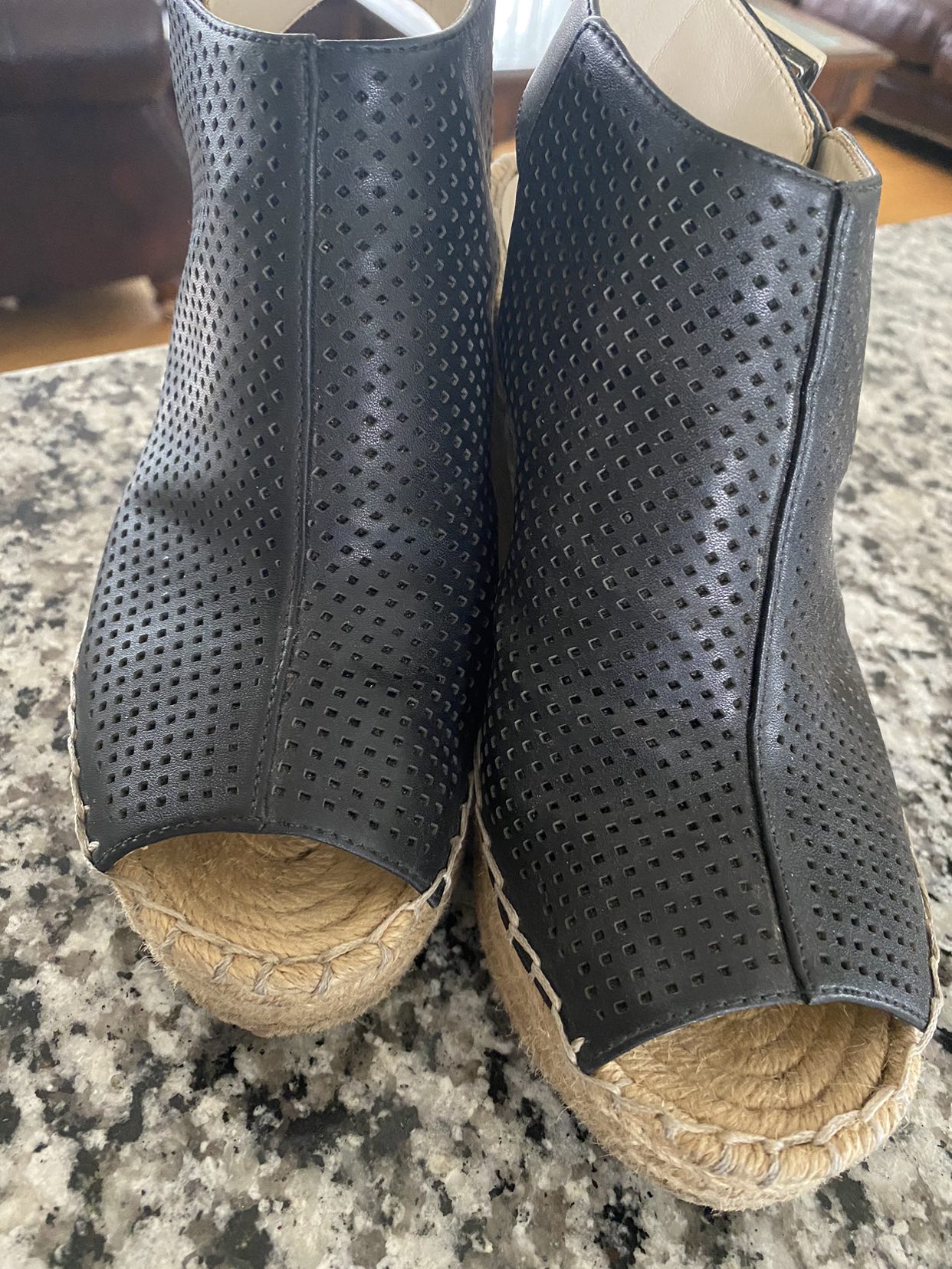 Kenneth Cole Blue suede and black leather pumps size 5. image indicator(5)