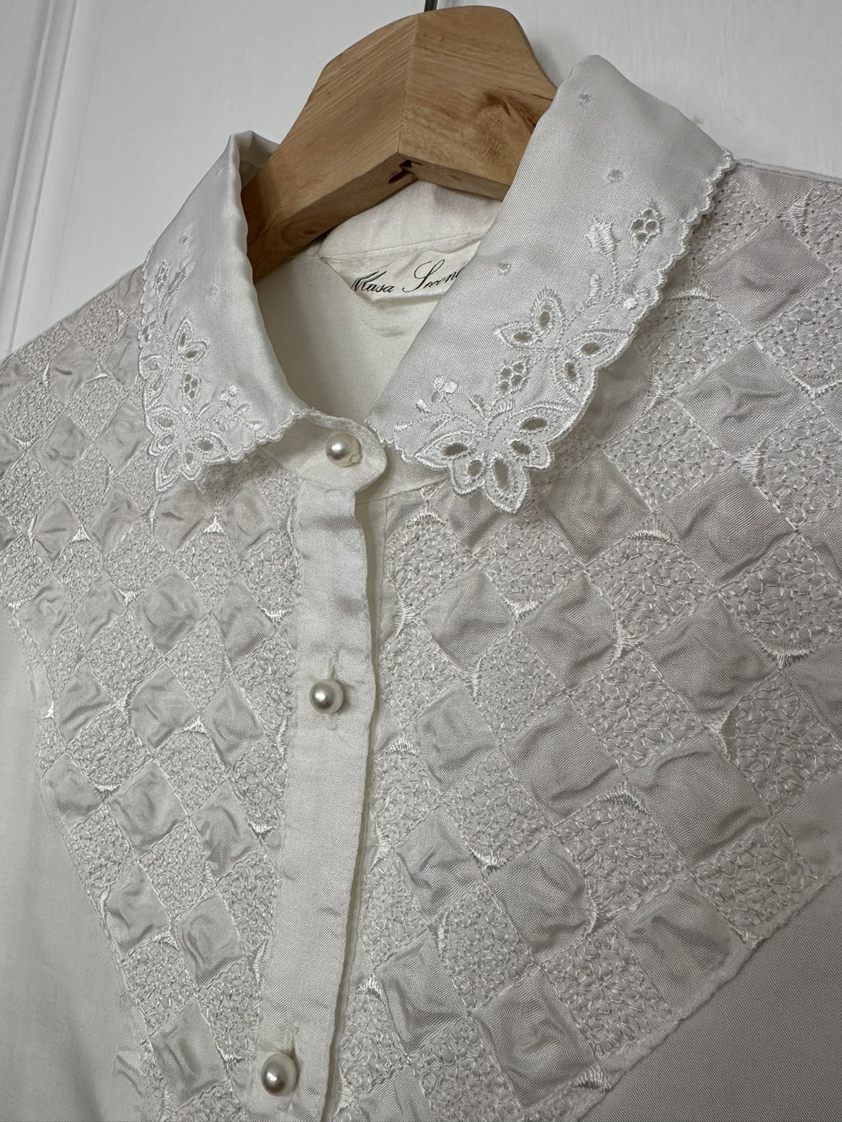 Short sleeved blouse • embroidered collar • ivory • vintage look image indicator(6)
