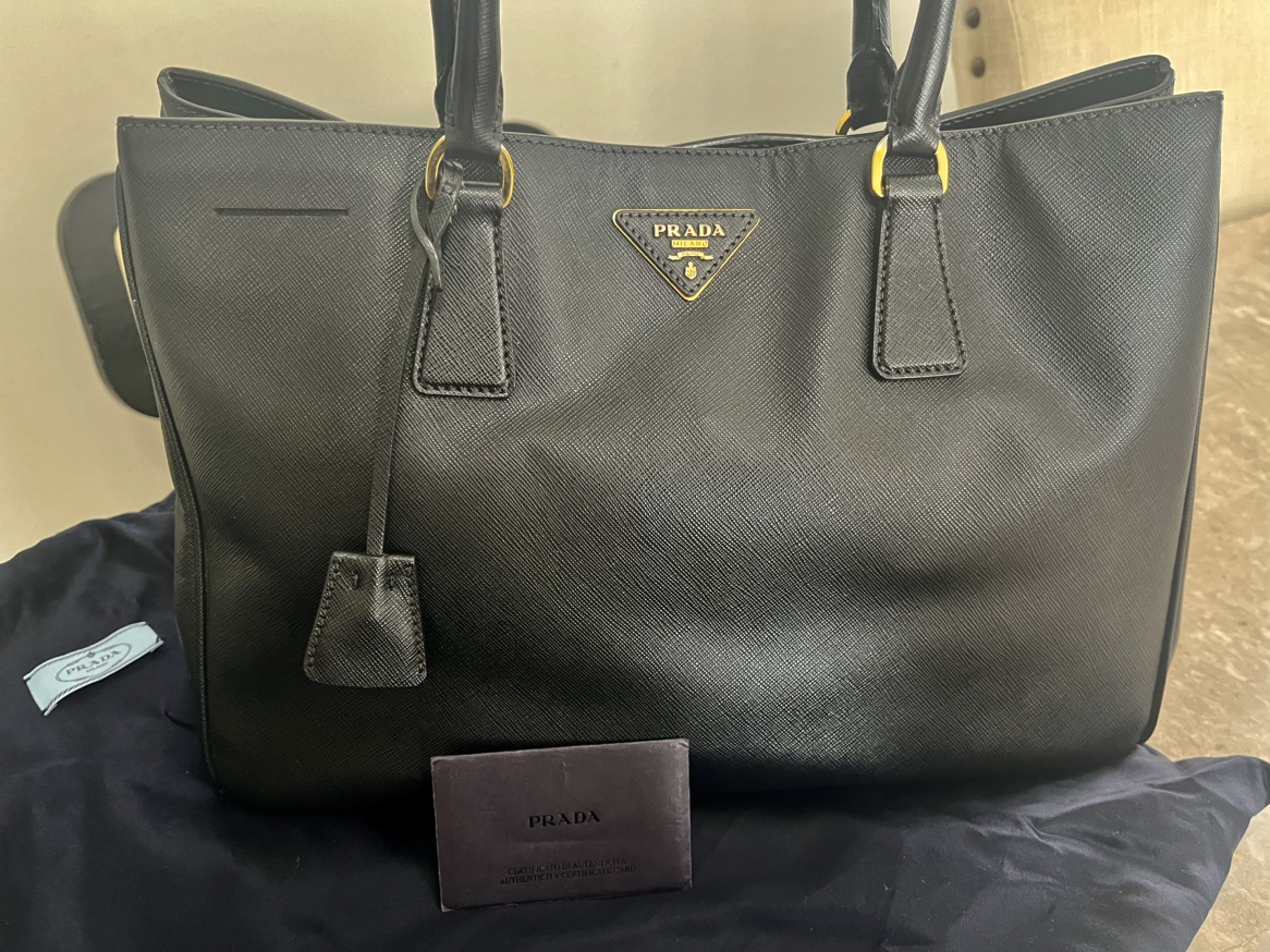 Prada saffiano tote - photo 2