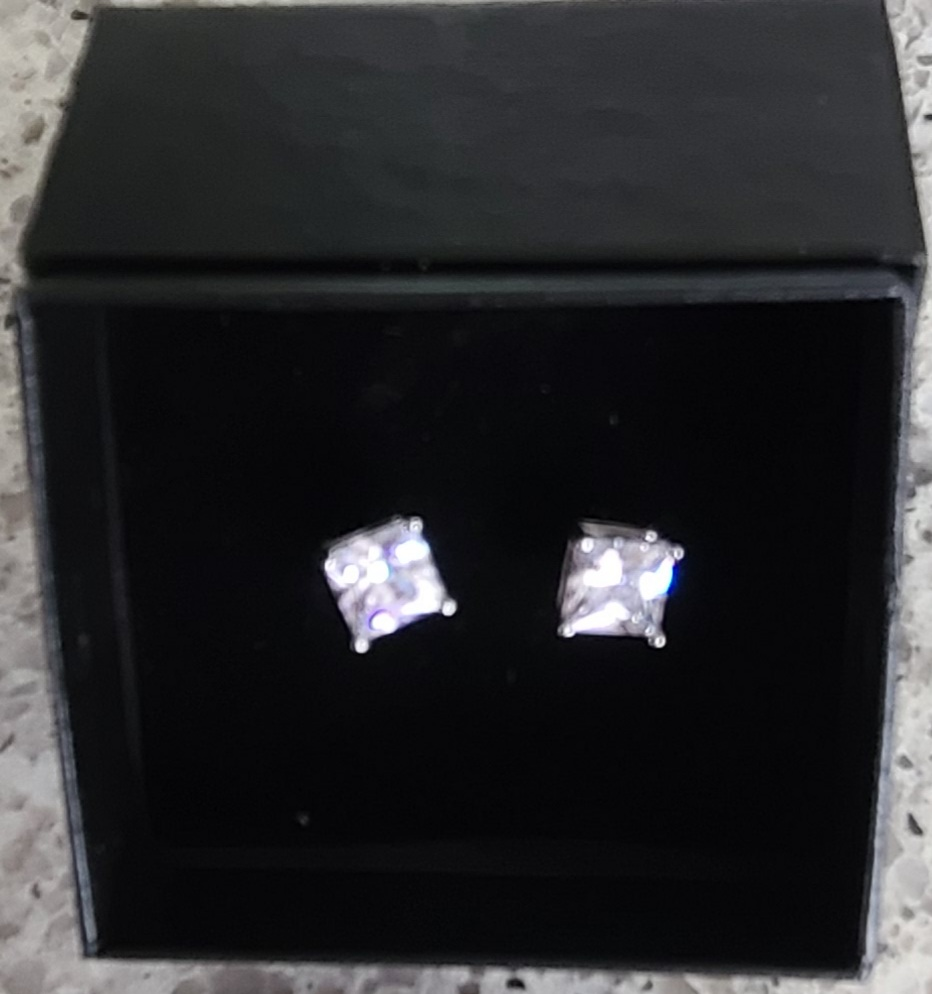 BRAND NEW CUBIC ZIRCONIA STUD EARRINGS