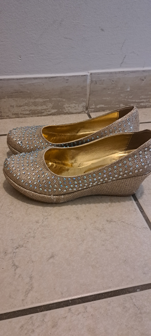 girl's heels - photo 2