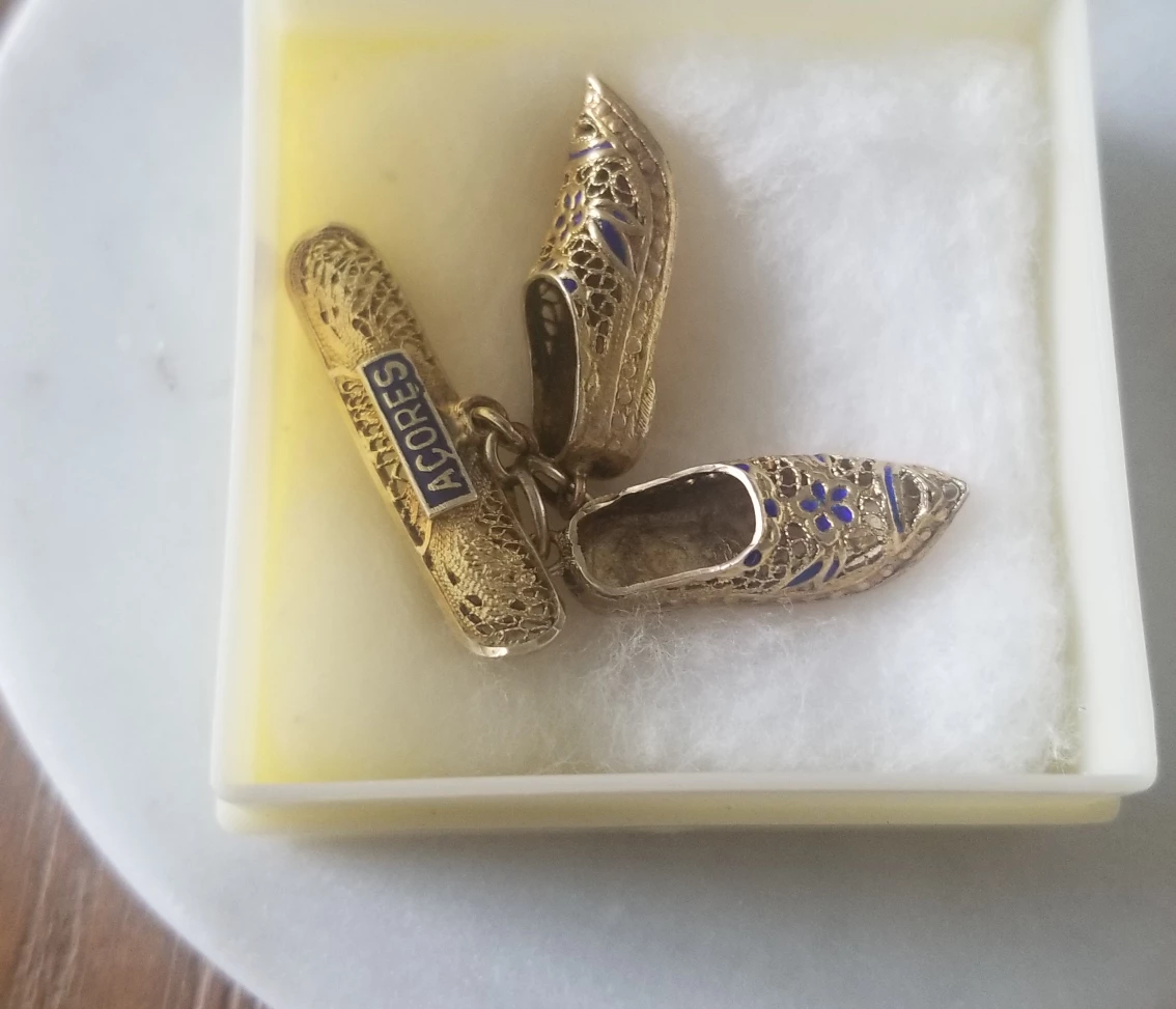 Vintage Fine Filigree Golden Dress Shoes Lapel Pin / Brooch image indicator(2)
