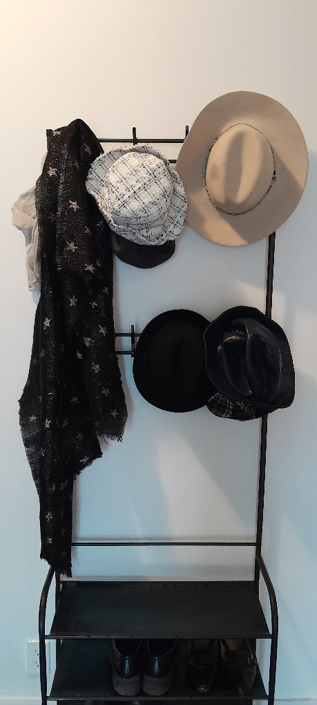 Practical hall coat/shoe stand