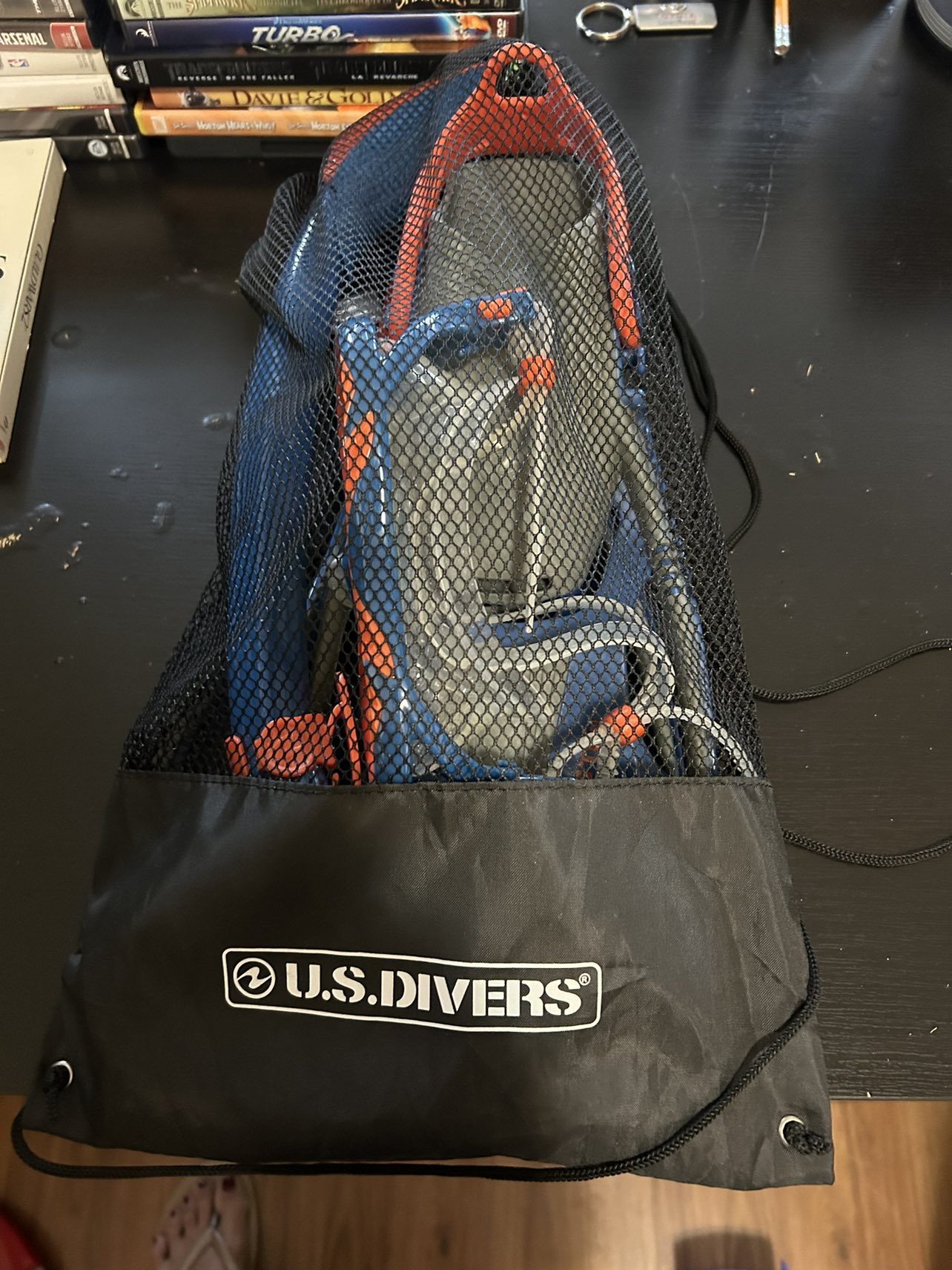 US divers snorkel