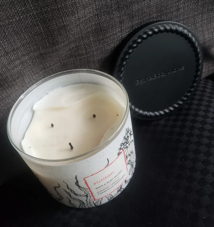 Bath and Body Works Suntan scented candle image indicator(2)