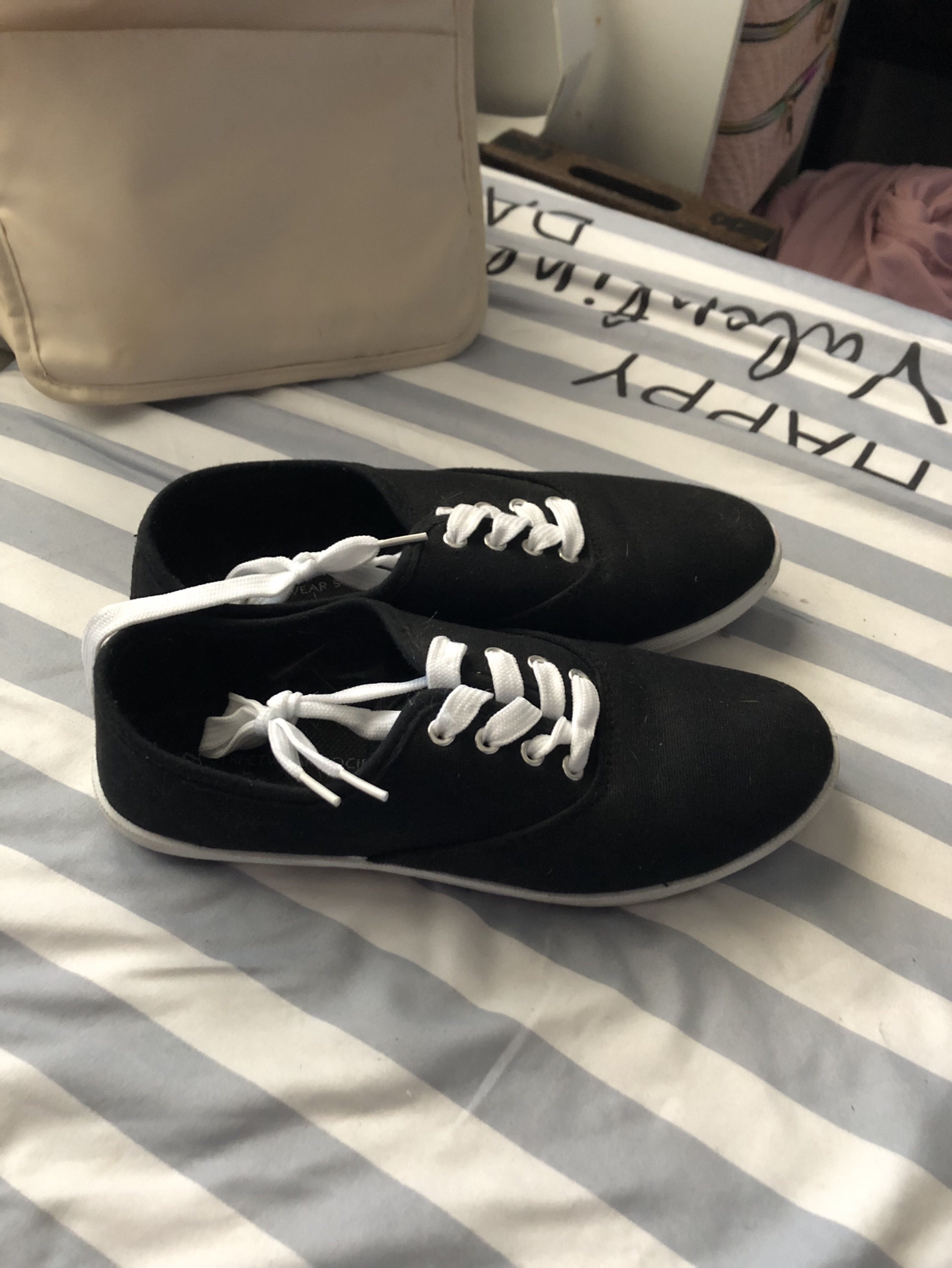 Size 7 women’s sneakers image indicator(2)