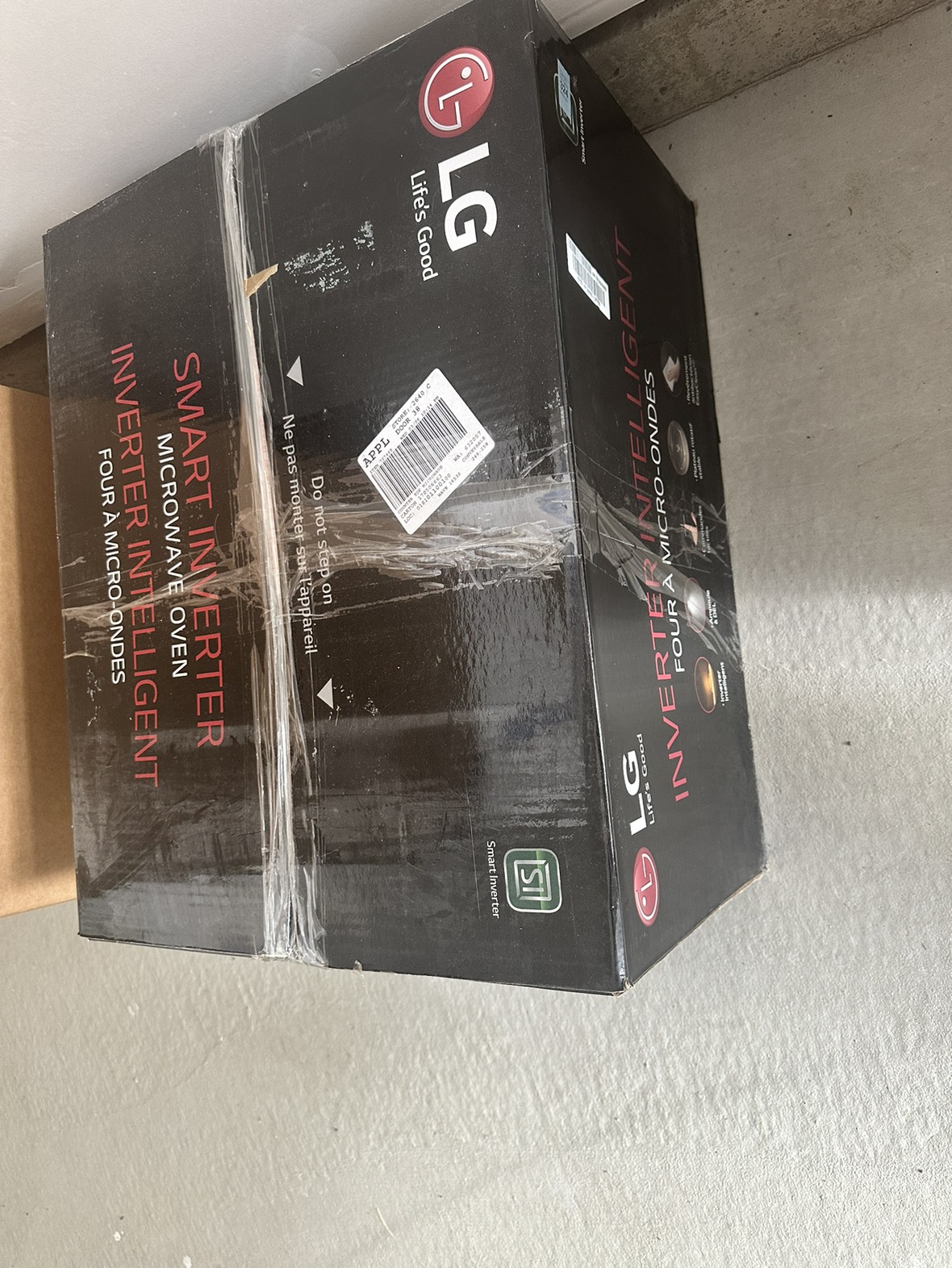 LG 1.5 Cu. Ft. 1200W Microwave with Smart Inverter - photo 2