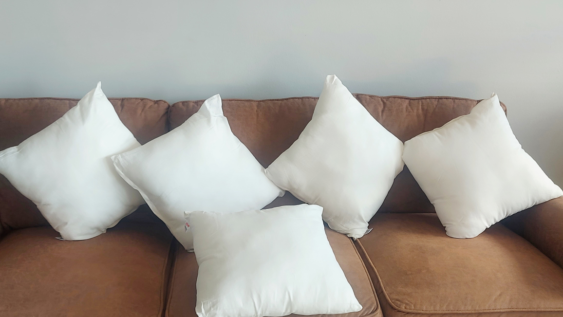 Spotless Set of 5 Throw pillow inserts 16 x 16in in great shape image indicator(3)