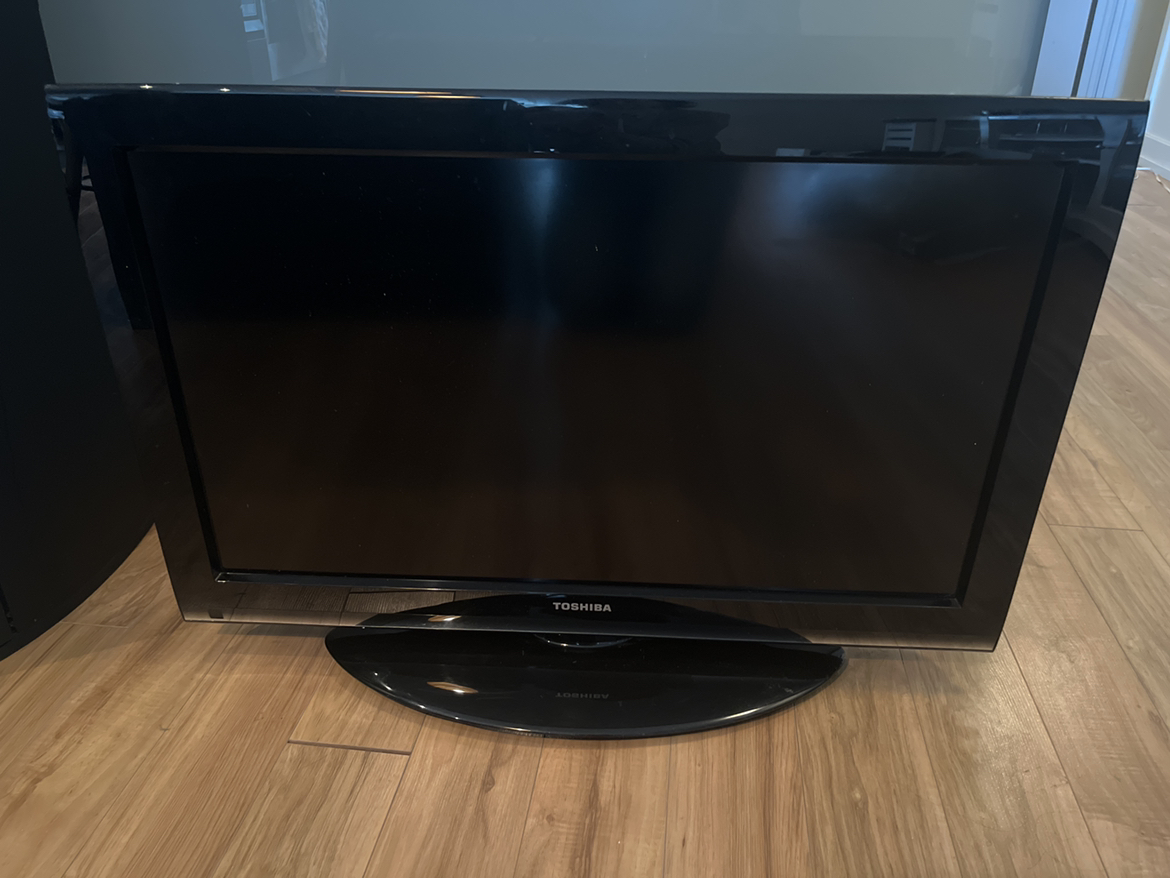 Toshiba high def LCD 32” TV