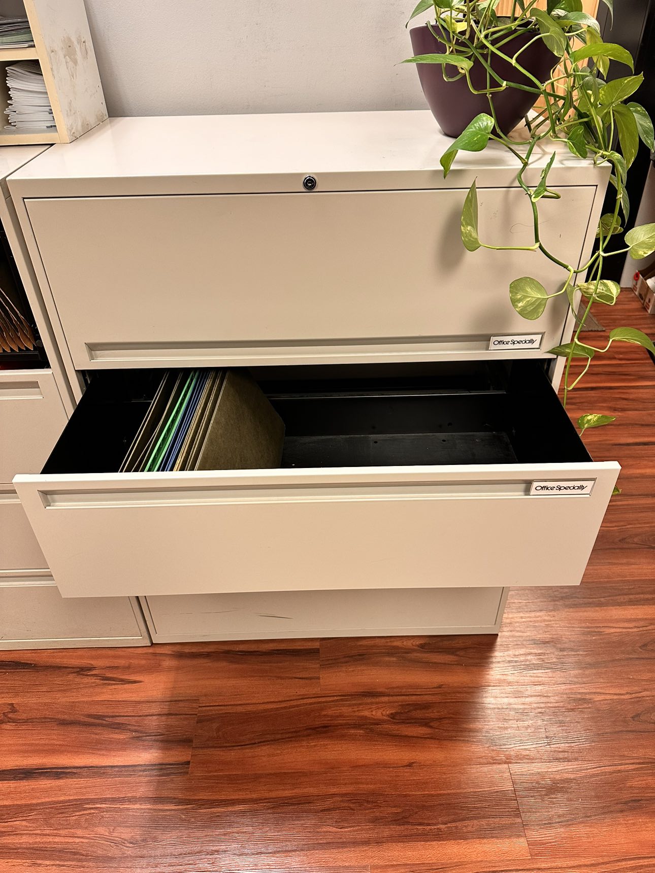 Large 4 drawer filing cabinet, excellent condition - photo 3