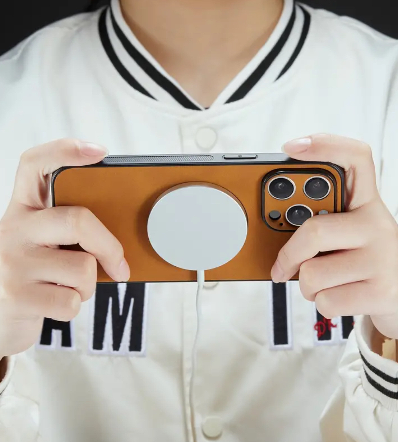 NEW iPhone 15 Plus case with magnetic charging image indicator(4)