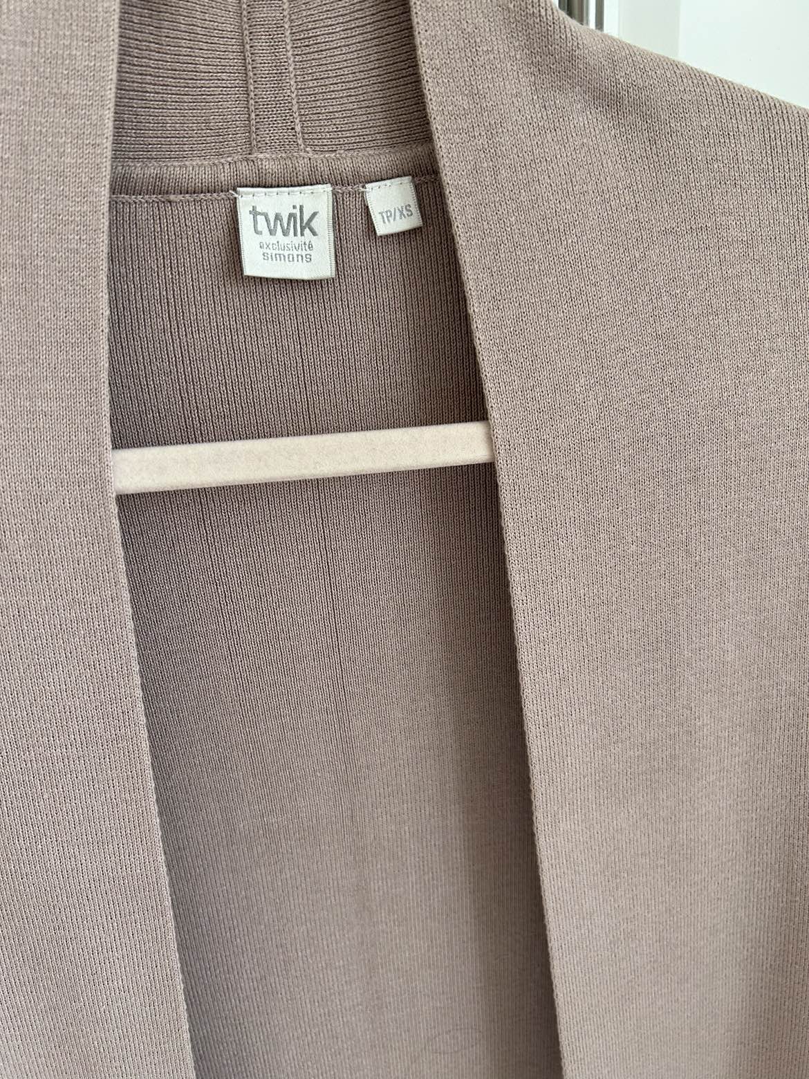 Simon’s Pink sweater image indicator(4)