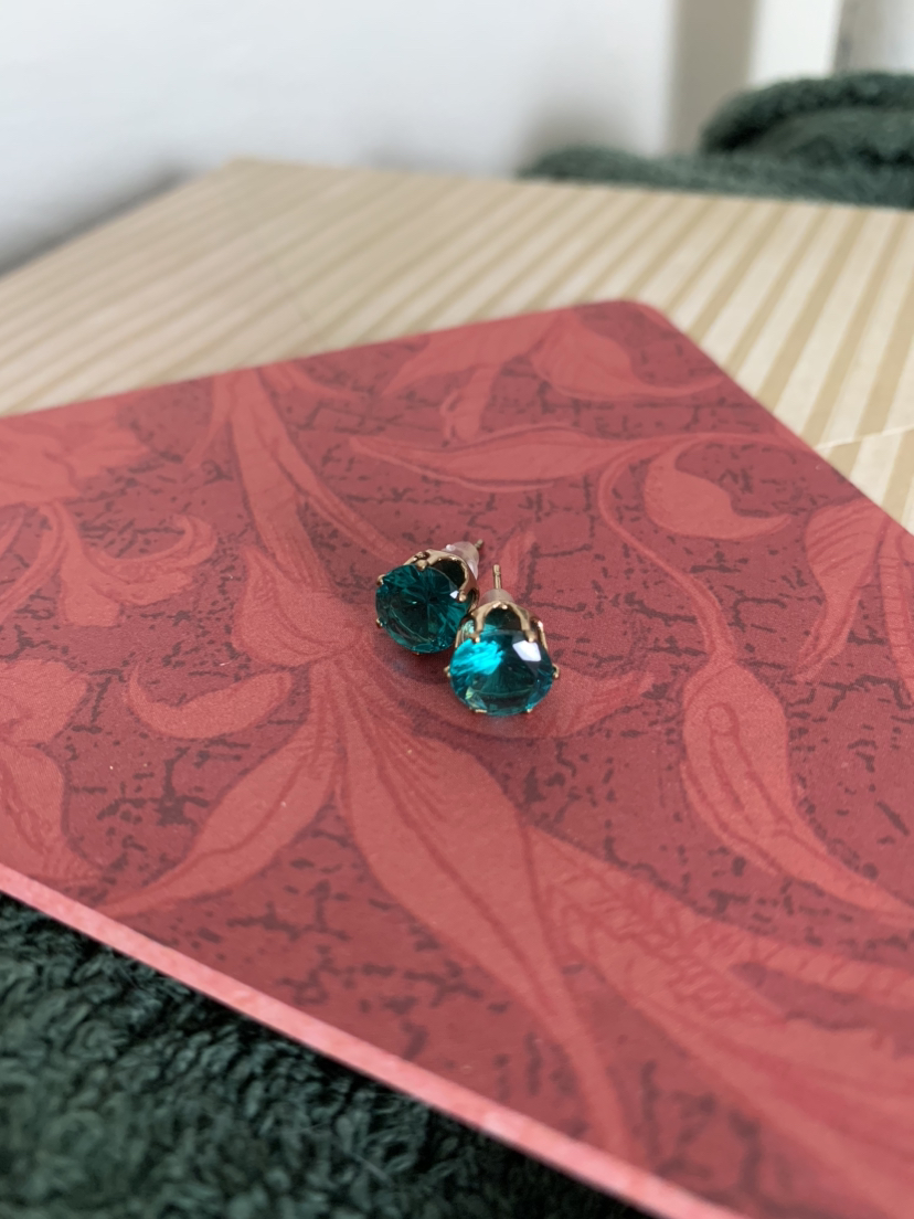 Green gem (artificial) stud earrings