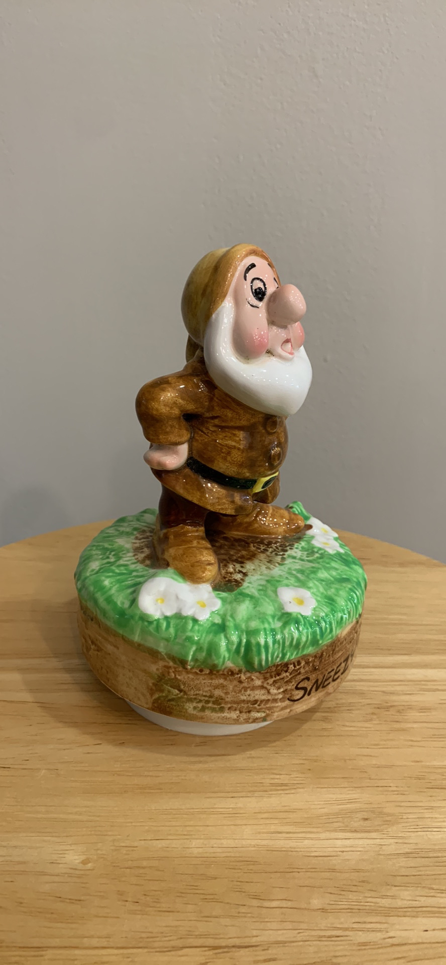 Vintage 1984 Schmid Music Figurine Walt Disney Sneezy image indicator(8)