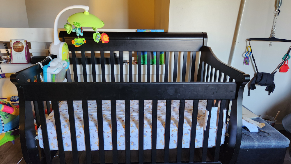 wooden crib with accesories - photo 2