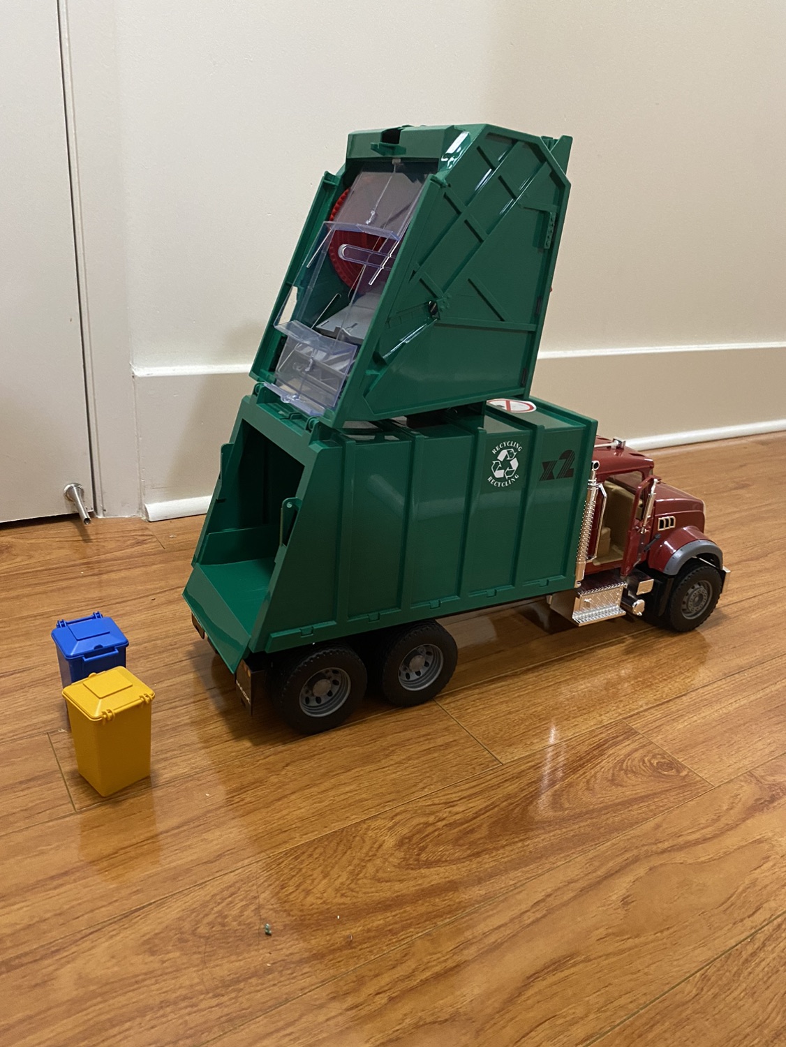 Mack Granite Garbage Truck (Ruby, Red, Green) image indicator(2)