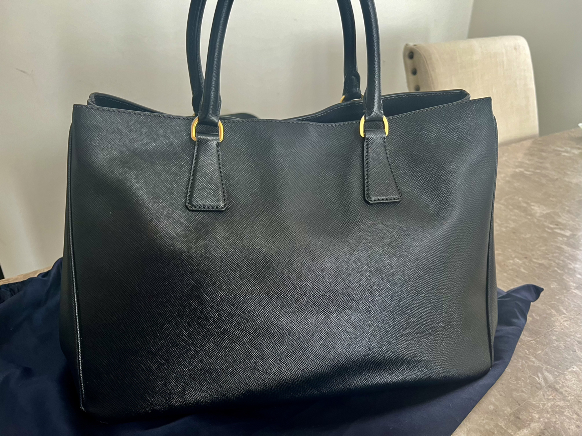 Prada saffiano tote - photo 3