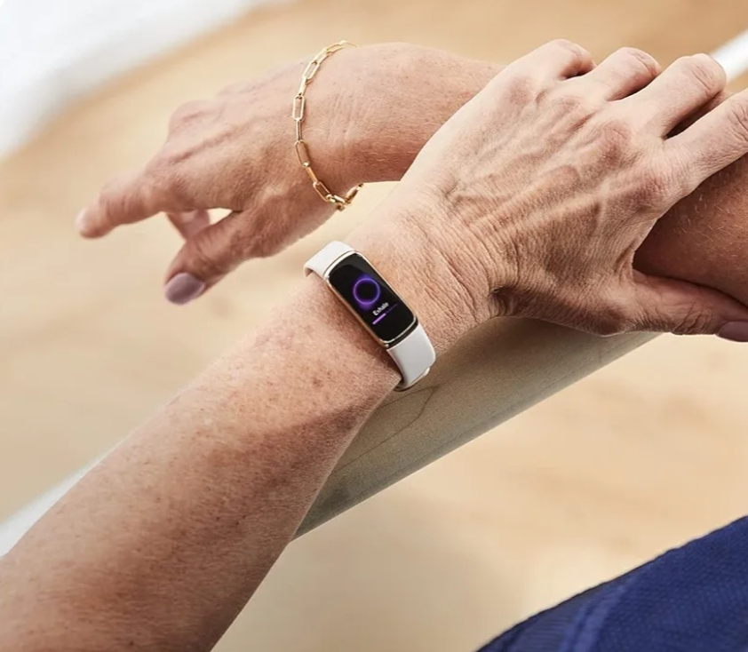 Brand New Fitbit Luxe Smartwatch image indicator(3)