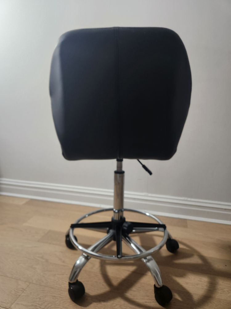 comfortable chair with wheels - photo 2