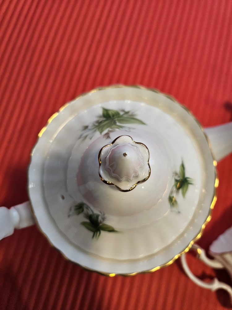 Trillium Teapot and teacups thumbnail
