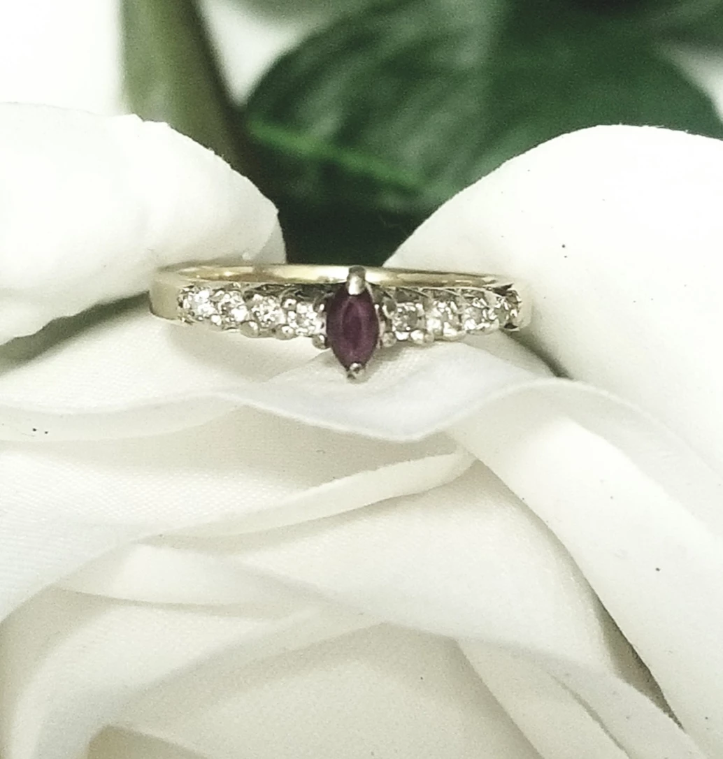 90s 8 Diamond and Marquise Ruby 10K Gold Ring - Vintage image indicator(2)